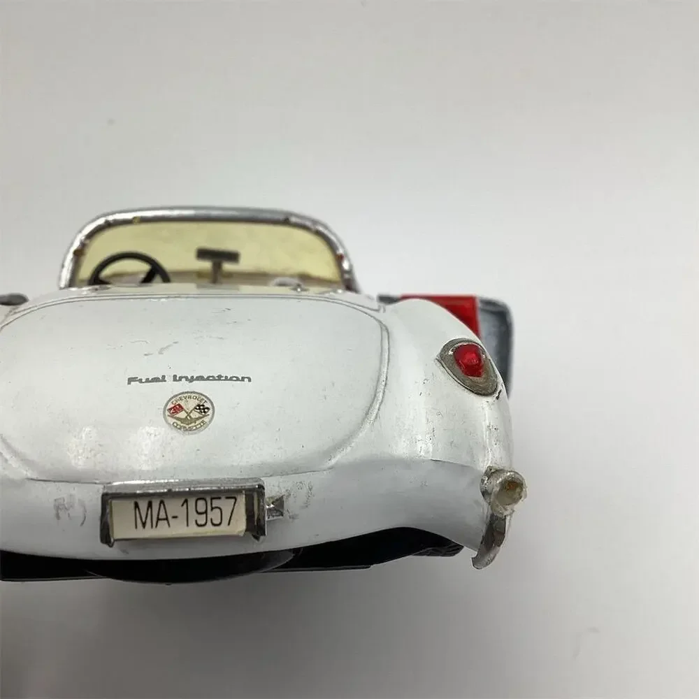 1957 Chevrolet Corvette‎ Diecast Model 1/24 Scale White Vintage Car
